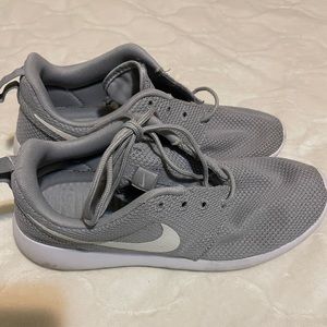 Nike roshe gray size 8.5